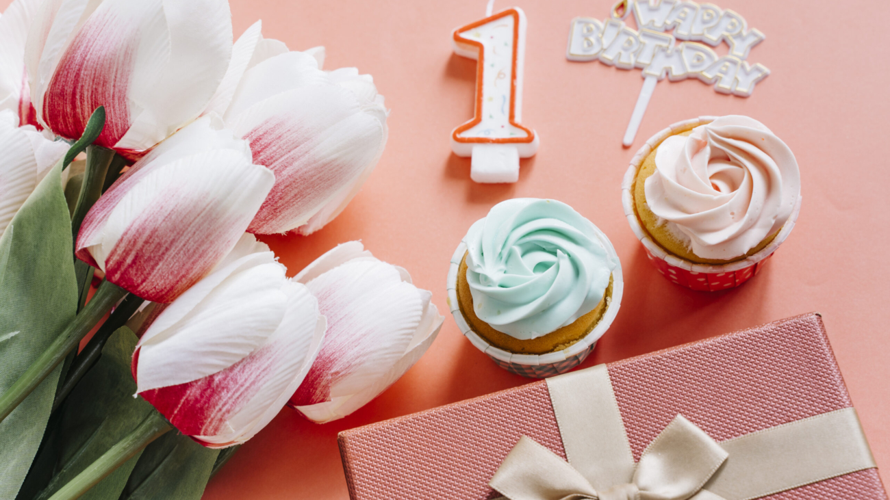 birthday-cupcake-with-present-flowers