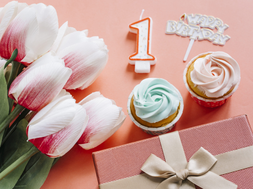 birthday-cupcake-with-present-flowers